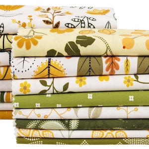 Peut inclure: Des piles de tissus aux motifs floraux et botaniques dans les tons de jaune, vert et blanc. Les motifs comprennent des fleurs, des feuilles et des formes abstraites. Le tissu plié présente une variété d'imprimés.