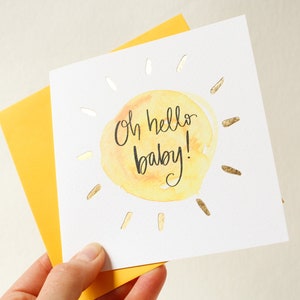 Tarjeta de bebé recién nacido en amarillo, con estampado dorado de lujo de Sunshine for Breakfast