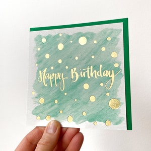 Tarjeta de feliz cumpleaños para hombres. Tarjeta de cumpleaños de lujo con lámina verde y dorada para papá.