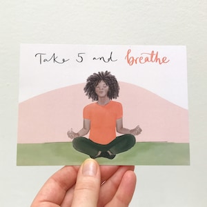 Carte postale, respirez. Carte postale d'inspiration positive avec affirmation quotidienne. Illustration de méditation par Sunshine pour le petit-déjeuner