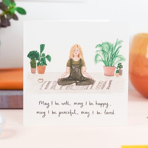 Carte avec une fille en méditation avec des plantes et une prière metta. Cadeau pour prendre soin de vous, affirmation quotidienne, carte positive de Sunshine for Breakfast.