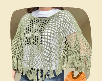 Op de afbeelding: Een lichtgroene mesh gehaakte poncho met franjes. De afbeelding bevat de tekst "CROCHET PATTERN MESH PONCHO XS-XXL". De afbeelding bevat ook een logo met een konijn en de tekst "Bernie's Boutique and Fibre Goods".