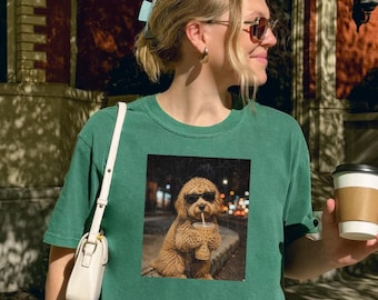 Camiseta Comfort Colors® con un lindo Goldendoodle tomando café helado, regalo para amantes de los perros, camiseta de perro y café, regalo para dueños de mascotas, regalo para mamás de Goldendoodles