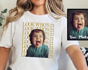 Camiseta Comfort Colors® personalizada con foto para cumpleaños número 21, camiseta divertida "Mira quién cumple 21", camiseta de cumpleaños personalizada con foto y edad, regalo de cumpleaños vintage para ella.