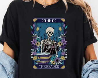 Comfort Colors® The Reader tarotkaartshirt, skeletleesshirt, uniseks tarotkaartshirt, cadeau boekenliefhebber, leesgrage cadeau, cadeau tarotliefhebber
