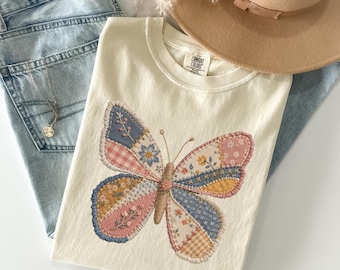 Camisa con mariposas de patchwork sintético Comfort Colors®, camisas con mariposas de primavera, camisas de Pascua para mujer, patchwork floral de primavera, regalos para ella