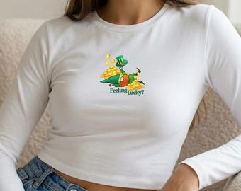 Camiseta de lona Bella de manga larga con texto "Siente la suerte" para el Día de San Patricio, camiseta de duende para bebé, camisa irlandesa retro para mujer, camisa Y2K del Día de San Patricio, regalo para ella