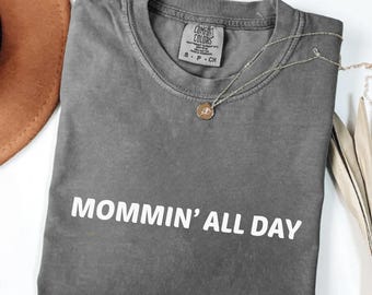 Camiseta Comfort Colors® All Day Mommin, Camiseta de regalo para mamá, Camiseta de maternidad, Camiseta divertida para mamá, Camiseta de la vida de mamá, Camiseta de moda para mamá