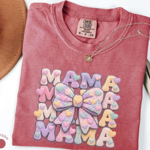 Comfort Colors® Maglietta Patchwork Mama Bow, Maglietta Coquette Mama, Regalo per la Festa della Mamma, Maglietta Simpatica con Patch Finte - Non è un vero patchwork
