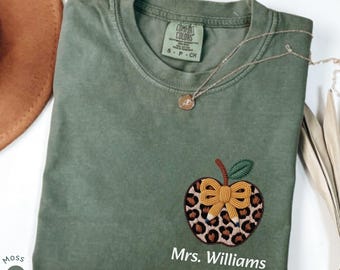 Camiseta personalizada para profesores, camiseta con el apellido del profesor, regreso a clases, agradecimiento al profesor con estampado de leopardo, regalo para profesores (no es de imitación de leopardo).