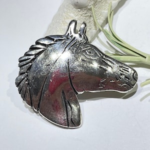 Antique Silver Horse Head Pendant: Zamak Metal, 5mm Cord
