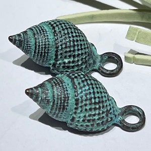 2 Stück - Conch Muschel Charm Anhänger-20x10mm Conch Muschel Charm Anhänger mit Loop-Verdigris-Grün Patina Mykonos Gießperlen-Kleine Muschel