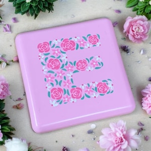 Posavasos floral personalizado con inicial / Posavasos con monograma pintado a mano / Regalo con letra personalizada / Decoración Petite Bloom / Regalo único para inauguración de casa