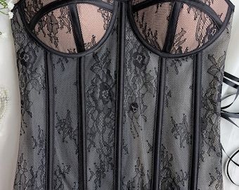 Haut corset fleuri bustier corset overbust en dentelle noire, dos lacé, corsage en résille transparente, haut de fête fait main