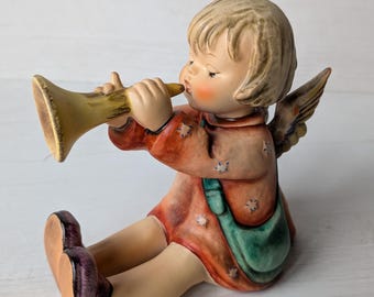 Figurine vintage d'ange de Goebel, enfant trompettiste en céramique peinte à la main, décor du milieu du siècle