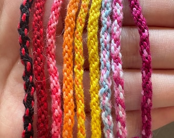 Pulsera de hilo de medusas multicolor en tonos cálidos