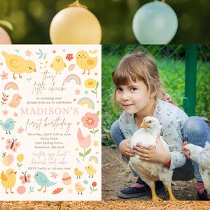 Pode incluir: Um convite de aniversário com um design colorido com pintinhos, arco-íris e flores. O convite diz "This little chick is turning one!" e inclui detalhes para o primeiro aniversário de Madison. Uma menina segura um frango.
