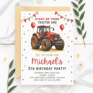 Może przedstawiać: Zaproszenie urodzinowe z ilustracją czerwonego traktora, czerwonymi balonami i girlandami. Tekst brzmi "Start Up Your Tractor And" i "Get in Gear for Michael's 5th Birthday Party!" na białym tle.