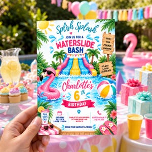 Op de afbeelding: Een kleurrijke verjaardagsuitnodiging met een waterglijbaan, een roze flamingo zwemband, een strandbal en tropische planten. De tekst luidt Splish Splash Join Us For A Waterslide Bash, Charlotte's 6th Birthday en bevat de feestdetails.