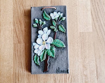 Retro / floral / Keramik / Keramik / Steingut / 21 cm x 11 cm / Wanddekor / Wandbehang / Wandbehang / Ninnie Forsgren / Schweden