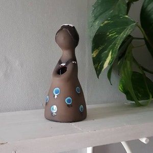 Mid Century, Retro Keramik Kleine Mädchen Figur, Dame Knospe Vase aus Schweden