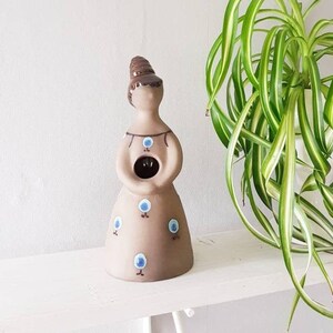 Mitte des Jahrhunderts, retro Keramik Mädchen Figur, Lady Knospe Vase aus Schweden