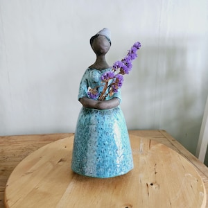 Mid Century, 11&quot; x 4 1/2&quot; / Retro Keramik Mädchen Figur, Lady bud Vase von Jie, Schweden