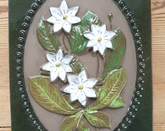 Mid Century 6 3/4 &quot;x 5 1/4&quot; / Retro Keramik / Plakette / Keramik-Wanddekor / Wandbehang / Wanddeko / Blumen / Wandbehang von Jie, Schweden