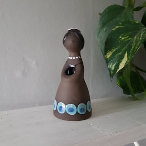 Mid Century, Retro Keramik Kleine Mädchen Figur, Dame Knospe Vase aus Schweden