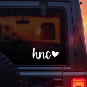 Può includere: Un set di tre tazze in ceramica con finitura opaca e macchiettata. Le tazze sono nei toni del crema, grigio chiaro e grigio scuro. Ogni tazza ha un design semplice e minimalista.