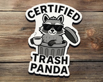 Könnte beinhalten: Ein schwarz-weißer Aufkleber mit einem Cartoon-Waschbären, der eine Sonnenbrille trägt und eine Tasse Kaffee hält. Der Waschbär sitzt in einem Mülleimer. Der Aufkleber lautet "Certified Trash Panda".
