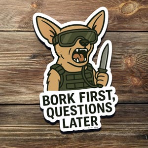 Op de afbeelding: Een sticker met een cartoon chihuahua die een bril en een tactisch vest draagt, met een mes in de hand. De tekst "BORK FIRST, QUESTIONS LATER" staat onder de afbeelding.