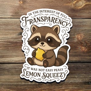 Può includere: Un adesivo fustellato con un procione dei cartoni animati che tiene in mano un limone giallo. Il procione ha la pelliccia marrone e una coda a strisce. Il testo sull'adesivo recita "IN THE INTEREST OF FULL TRANSPARENCY" e "IT WAS NOT EASY PEASY LEMON SQUEEZY."
