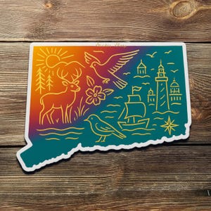 Puede incluir: Una pegatina con un contorno colorido del estado de Connecticut. El diseño incluye un ciervo, pájaros, un faro, un barco y una flor. La pegatina tiene un fondo degradado de naranja, amarillo y verde azulado.