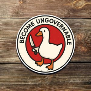 Puede incluir: Una pegatina redonda con un ganso de dibujos animados sosteniendo un cuchillo. El ganso es blanco con patas y pico naranjas, sobre un círculo rojo. Las palabras "BECOME UNGOVERNABLE" están en negro alrededor del círculo.
