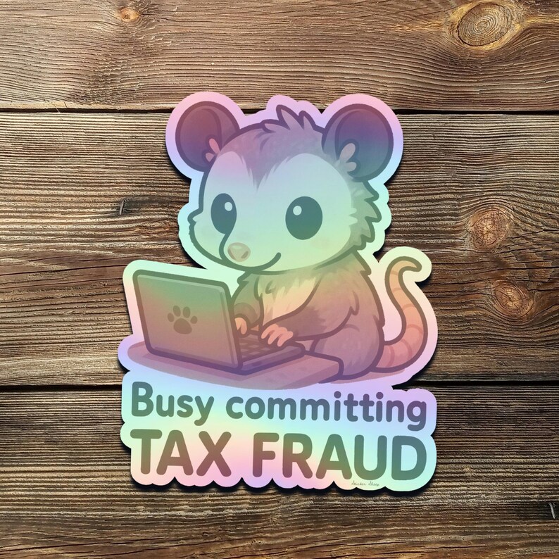 K&ouml;nnte beinhalten: Ein holografischer Aufkleber mit einem Cartoon-Opossum, das einen Laptop benutzt. Das Opossum ist in den Farbt&ouml;nen Lila, Rosa und Gr&uuml;n gehalten. Der Text "Busy committing TAX FRAUD" steht darunter.