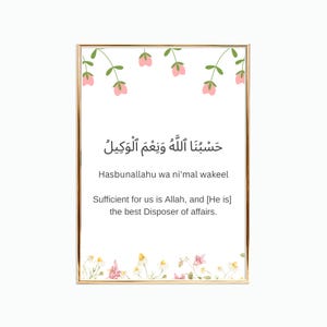 Puede incluir: Una impresión enmarcada con borde dorado presenta caligrafía árabe y la traducción al inglés: "Suficiente para nosotros es Allah, y [Él es] el mejor Administrador de los asuntos". La impresión está decorada con detalles florales rosas y verdes.