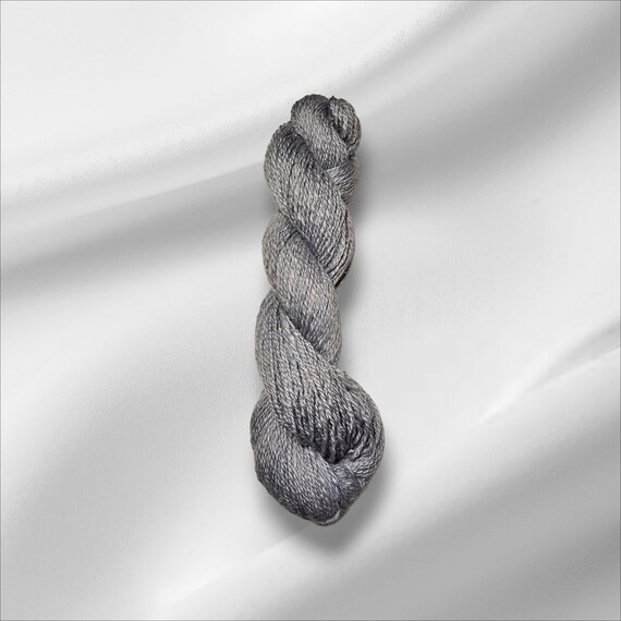 Handspun yarn – 70 percent Merino, 30 percent Blacknose, natural gray, soft & robust | Handspun Merino-Blacknose Yarn