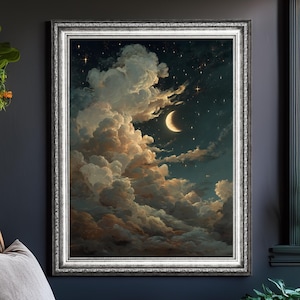 Puede incluir: Una obra de arte enmarcada representa una escena nocturna con una luna creciente y estrellas. Nubes esponjosas y texturizadas en tonos blancos, beige y marrón llenan el lienzo. La obra está en un marco plateado, agregando un toque de elegancia al tema celestial.