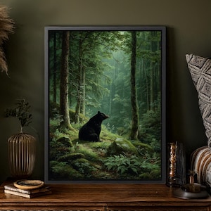 Peut inclure: Impression d'art encadrée représentant un ours noir dans une forêt verdoyante. L'ours est assis sur un sol moussue, entouré de grands arbres et de fougères. L'œuvre d'art a un style réaliste et une ambiance sombre.