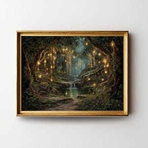 Puede incluir: Una impresi&oacute;n art&iacute;stica enmarcada representa una serena escena de bosque. La obra presenta una peque&ntilde;a cascada, un estanque y un sendero que conduce al bosque. El bosque est&aacute; iluminado por luces colgantes, creando una atm&oacute;sfera m&aacute;gica. El marco es dorado.