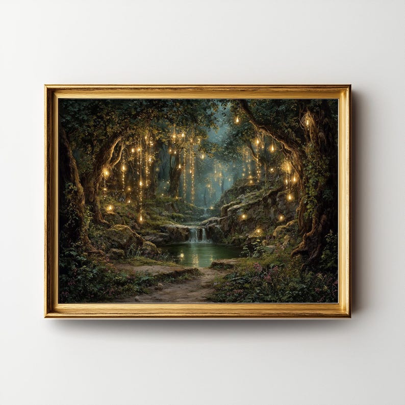 Puede incluir: Una impresi&oacute;n art&iacute;stica enmarcada representa una serena escena de bosque. La obra presenta una peque&ntilde;a cascada, un estanque y un sendero que conduce al bosque. El bosque est&aacute; iluminado por luces colgantes, creando una atm&oacute;sfera m&aacute;gica. El marco es dorado.