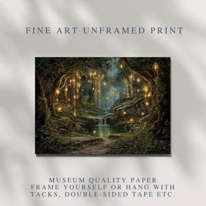 Puede incluir: Impresi&oacute;n art&iacute;stica sin marco que representa una escena de bosque con una cascada y luces brillantes. La obra presenta un camino y vegetaci&oacute;n exuberante. El texto "FINE ART UNFRAMED PRINT" est&aacute; en la parte superior. Papel de calidad de museo.