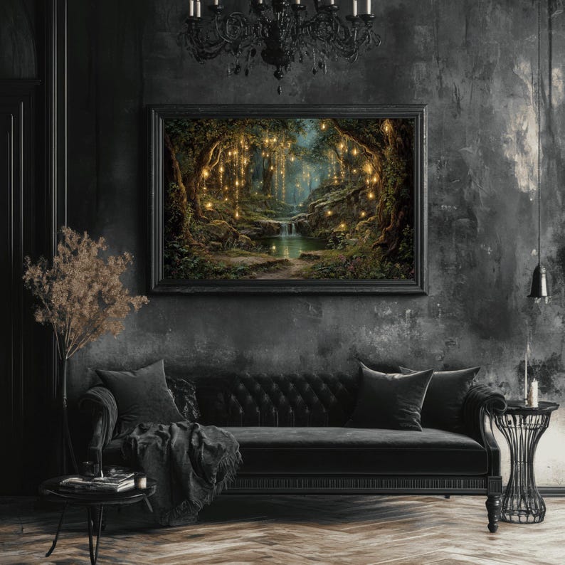 Puede incluir: Una pintura de paisaje enmarcada representa una escena de bosque con una cascada y luces brillantes. La obra de arte cuelga sobre un sof&aacute; negro con cojines. Tambi&eacute;n se ven una peque&ntilde;a mesa auxiliar y una l&aacute;mpara de ara&ntilde;a.