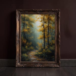 Puede incluir: Una pieza de arte mural rectangular que presenta una pintura de paisaje forestal con follaje otoñal amarillo dorado y un sendero sinuoso, encerrada en un marco ornamentado de color bronce oscuro con detalles tallados en los bordes.