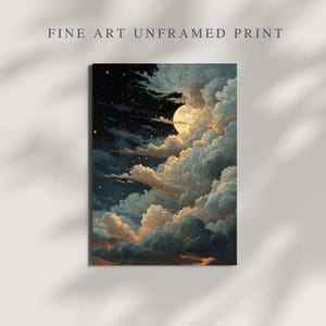Op de afbeelding: Een ongeremde kunstdruk met een hemelse sc&egrave;ne. Het kunstwerk toont een nachthemel met een volle maan, sterren en pluizige wolken in tinten blauw, goud en wit. De tekst "FINE ART UNFRAMED PRINT" staat bovenaan.