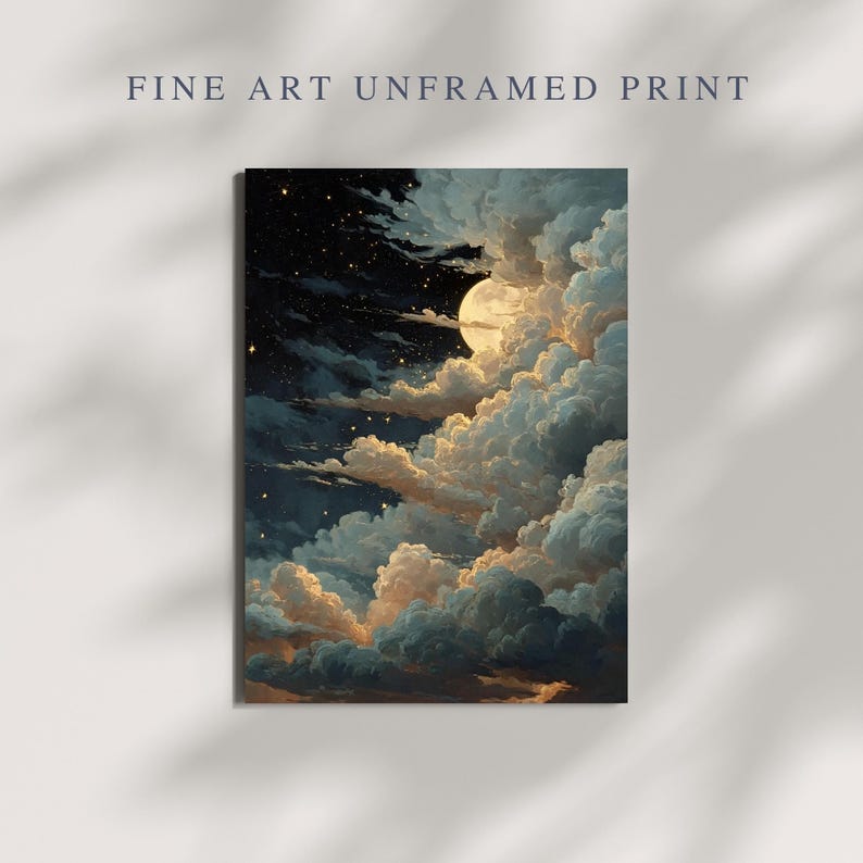 Op de afbeelding: Een ongeremde kunstdruk met een hemelse sc&egrave;ne. Het kunstwerk toont een nachthemel met een volle maan, sterren en pluizige wolken in tinten blauw, goud en wit. De tekst "FINE ART UNFRAMED PRINT" staat bovenaan.
