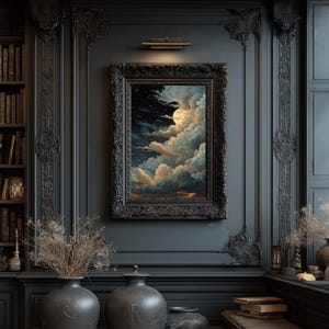 Op de afbeelding: Een ingelijst schilderij van een nachtelijke hemel met volle maan en wolken. Het kunstwerk wordt getoond op een donkergrijze muur met sierlijsten. Twee donkergrijze vazen en een boekenkast staan op de voorgrond.