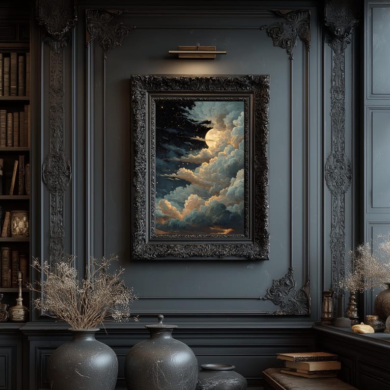 Op de afbeelding: Een ingelijst schilderij van een nachtelijke hemel met volle maan en wolken. Het kunstwerk wordt getoond op een donkergrijze muur met sierlijsten. Twee donkergrijze vazen en een boekenkast staan op de voorgrond.