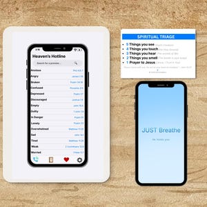 Może przedstawiać: Obraz przedstawiający dwa smartfony i małą kartę na drewnianej powierzchni. Jeden telefon wyświetla "Heaven's Hotline" z listą emocji. Drugi telefon pokazuje "JUST Breathe". Karta zawiera kroki "Spiritual Triage".
